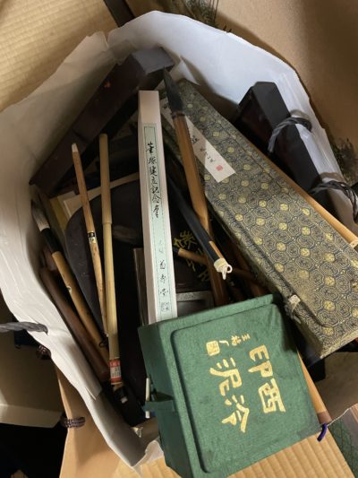 京都府福知山市にて贈答品、茶器、掛軸、額、書道具等を買取しました。