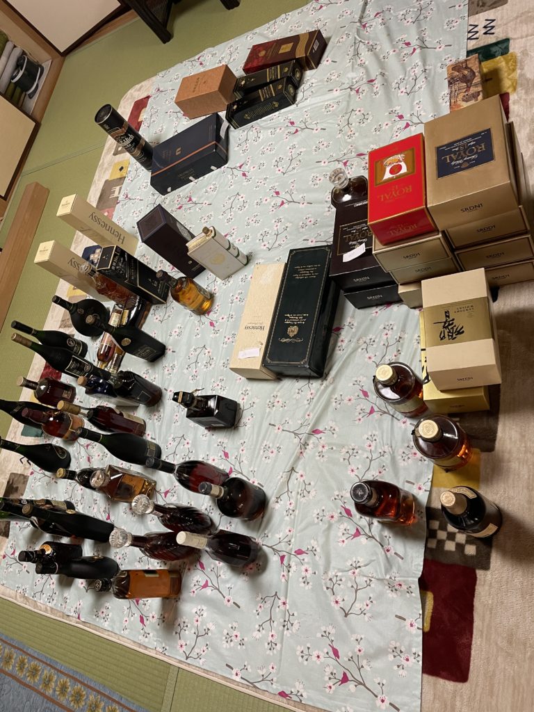 大阪府吹田市にて山崎ウイスキー、大量のウィスキー、贈答品、模型、オーディオ機器を買取しました。。